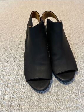 Naturalizer Black Open-Toe Mule Clogs